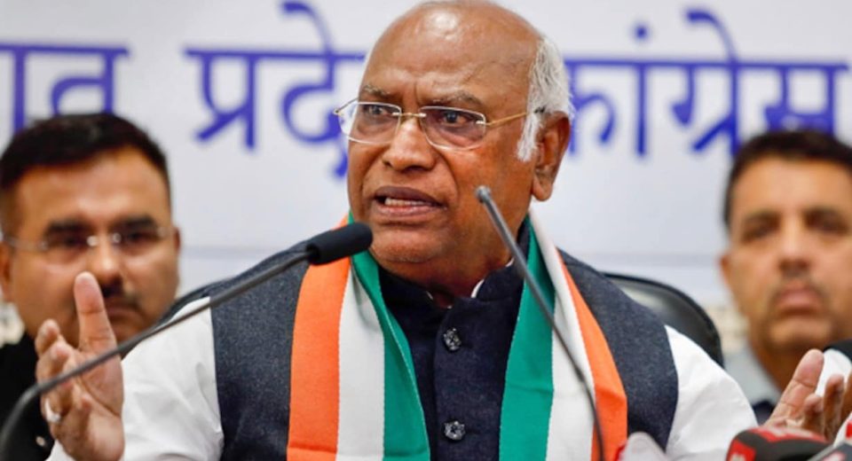Kharge Viral Video: Kharge got angry at the workers, said keep quiet or get out, BJP taunted