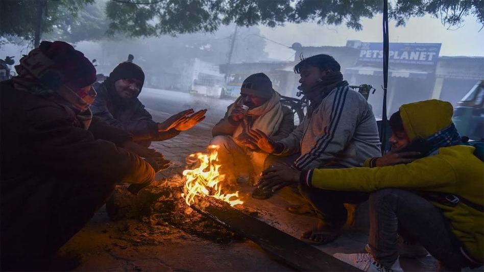 Cold nights pass in the cold, the cold weather is taking its toll on the poor.