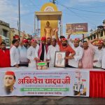 दिल्ली में लगने वाला यह ‘बुक मार्केट’ है किताबों के शौक़ीनों की पसंदीदा जगह, लोग भर भर कर ख़रीदते हैं किताबें