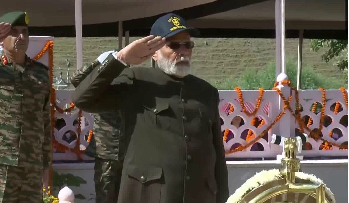 PM Modi reached Kargil War Memorial in Drass, paid tribute to the soldiers martyred in the war