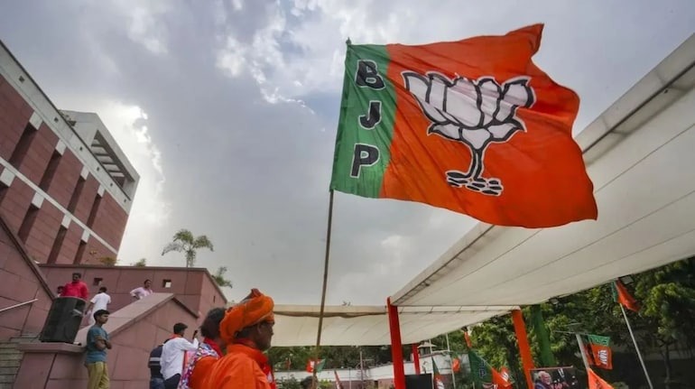 Delhi's election battle has become interesting, BJP has made a plan to give 300 units of free electricity to the public and 500 units of free electricity to temples