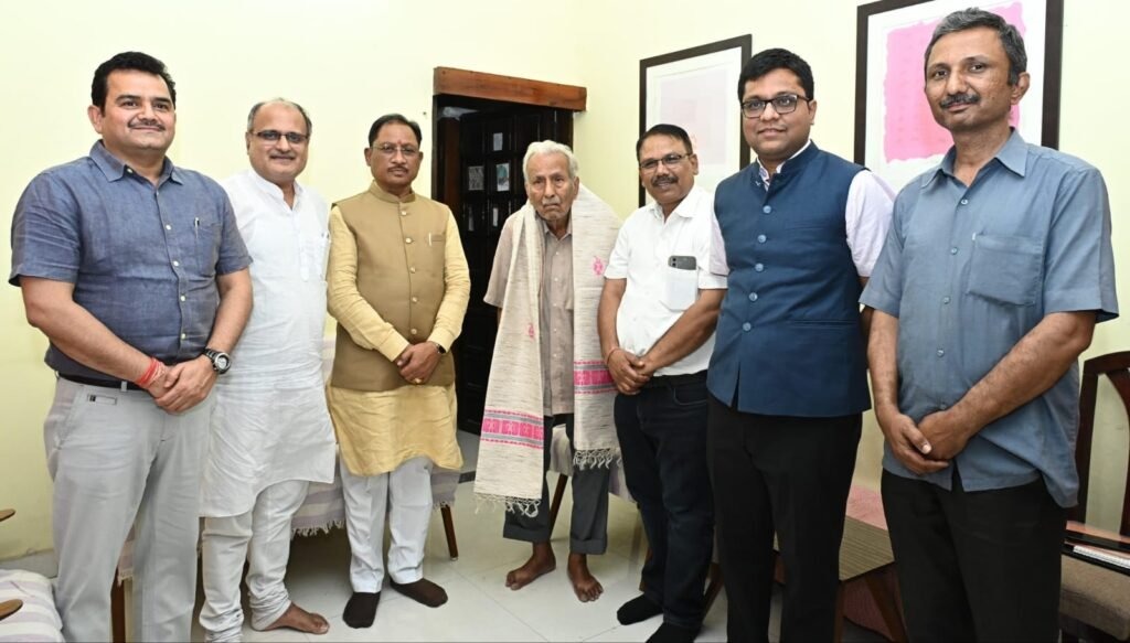 Chief Minister Vishnu Dev Sai met Jnanpith winner Vinod Kumar Shukla and honoured him