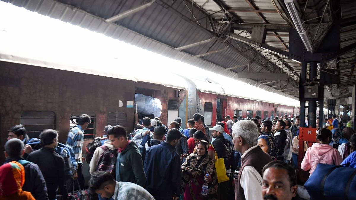 There was chaos due to the crowd of passengers at New Delhi Railway Station, police controlled the chaos